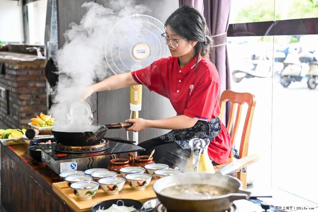 全网追的“扁担女孩”，找了一份暑假工，时薪12元 - 榆林生活资讯 - 榆林28生活网 yl.28life.net